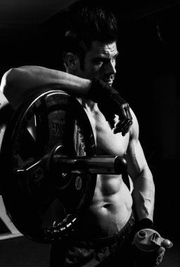 büyük kas egzersiz sırasında genç erkekle