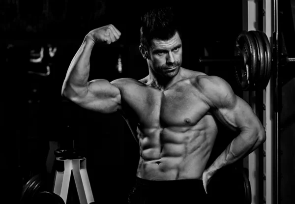 Giovane uomo con grandi muscoli — Foto Stock
