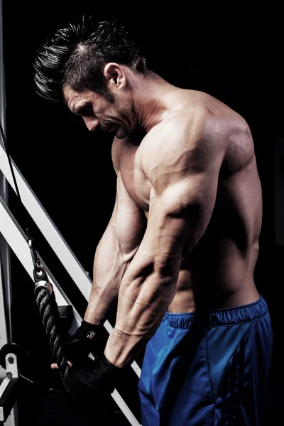 Hombre guapo en el gimnasio haciendo ejercicio —  Fotos de Stock