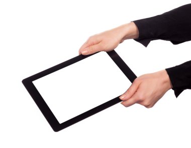 Tablet bilgisayarı beyaz arka planda bir elde izole edilmiş.