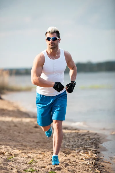 Jonge man in fitness kleding lopen — Stockfoto