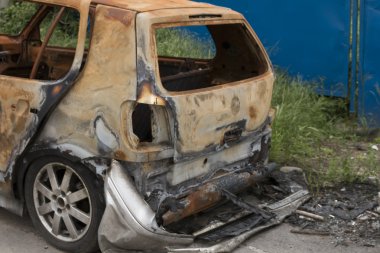 Harap ve yanan araba yakın çekim