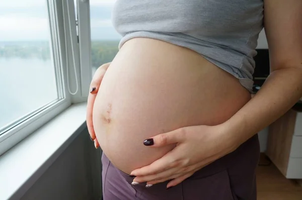 Těhotná Dívka Stojí Okna Velké Břicho Těhotné Ženy Měsících Těhotenství — Stock fotografie