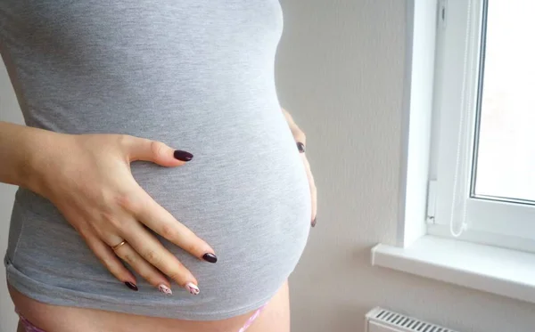Těhotná Žena Stojí Drží Okna Břicho Trimestr Týdnů Těhotenství — Stock fotografie