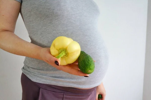 Eine Schwangere Frau Hält Gemüse Grüne Gurken Und Paprika Den — Stockfoto