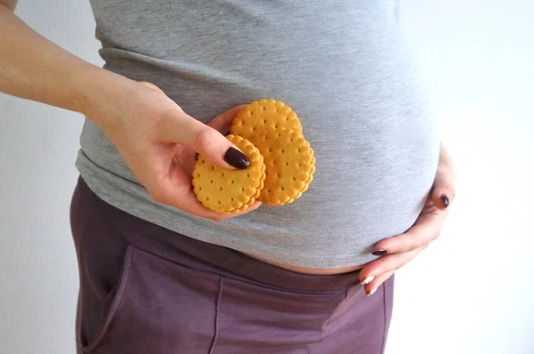 Una Mujer Embarazada Tiene Una Galleta Sus Manos Hornear Harina — Foto de Stock