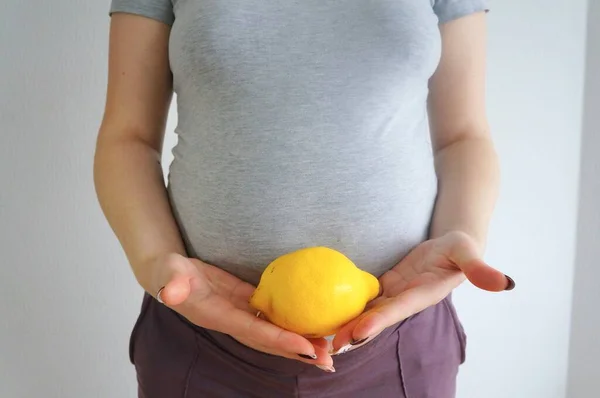 Una Chica Embarazada Sostiene Limón Sus Manos Vitamina Durante Embarazo — Foto de Stock