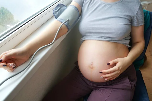Una Chica Embarazada Mide Presión Arterial Casa Monitor Presión Arterial — Foto de Stock