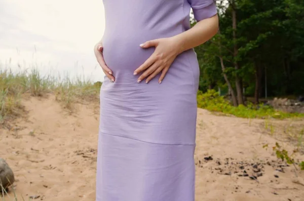 Chica Embarazada Vestido Largo Naturaleza Mujer Embarazada Sostiene Estómago Segundo — Foto de Stock
