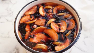 Kurutulmuş böğürtlen ve meyve kompostosu.