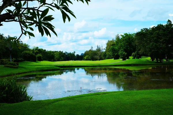 Tájkép Golfpálya Zöld Vízveszély Fák Alatt Felhős Kék — Stock Fotó