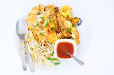 Beyaz arka planda yumurta, fasulye ve domates soslu kızarmış midye.