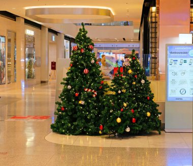  Alışveriş merkezindeki ikiz Noel ağaçları