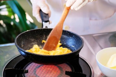 2 numaralı restoranda sıcak tavada kızarmış yumurta.