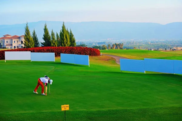 Golfer Taking Ball Out Hole Putting Green Mountain Blue Sky — Stock Fotó