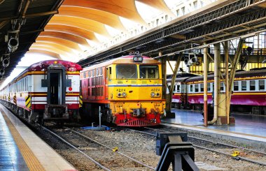 Trenler Bangkok, Tayland 'daki Tayland Tren İstasyonu' nda mevcuttur.