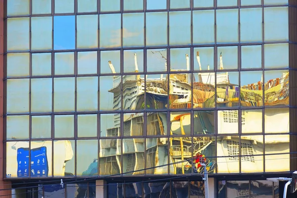 Zrcadlové Obrazy Budovy Tvořící Nádherné Umění Skleněné Stěně Budovy Nedalekém — Stock fotografie