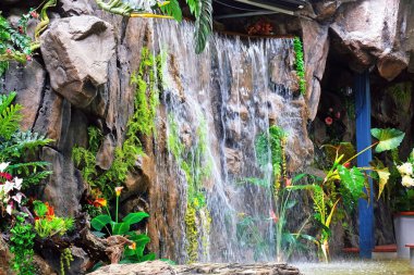 Salon içinde şelale, güzel ağaçlar ve çiçeklerle yapıldı.