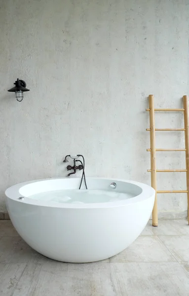 浴室内部漂亮的豪华老式浴缸装饰 — 图库照片