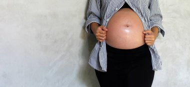 Hamile bir kadının bebek göbeği.