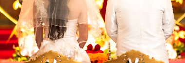 Gelin ve damat kilisesinde bir düğün töreni
