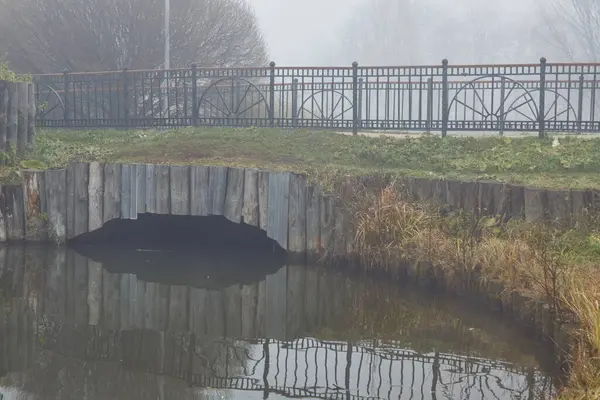 Sabah gölde romantik bir köprü var. Yoğun sis aşıkları bekliyor.