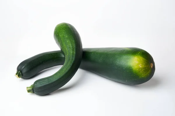 Due zucchine verdi su fondo bianco primo piano — Foto Stock