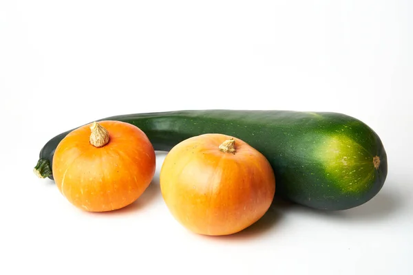 Calabaza verde y calabaza naranja sobre fondo blanco aislado —  Fotos de Stock