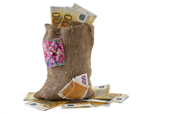 Beyaz arka planda bir çanta dolusu euro.