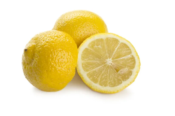 Čerstvý citron izolovaný na bílém — Stock fotografie