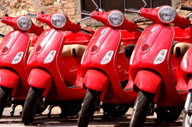 Kırmızı scooter Kiralama İtalya