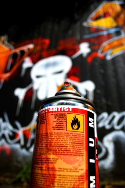 Graffiti skull and spraycan clipart