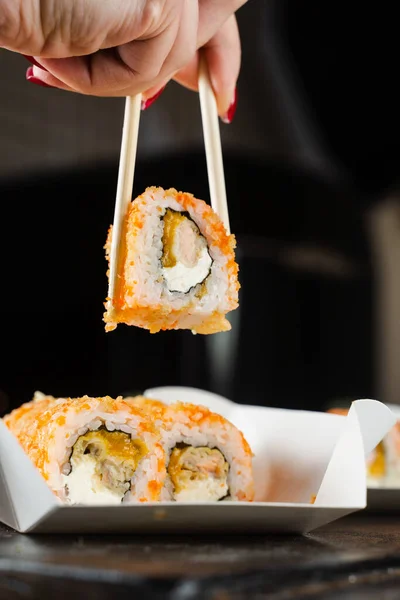 Sushi Talerzu Jedzeniem Bułka Łososiem Mango Miękkim Serem — Zdjęcie stockowe