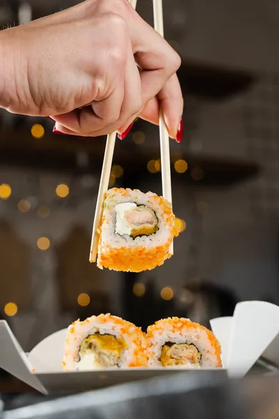 Sushi Entrega Comida Rollo Víspera Del Año Nuevo Celebración Navideña — Foto de Stock