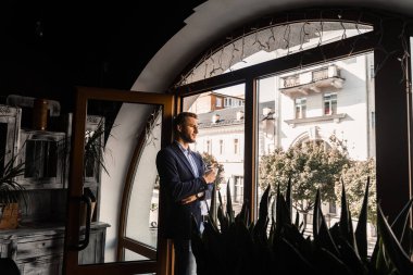 İş adamı kahve eşliğinde takım elbise giyerdi. Sakallı adam yaşam tarzı