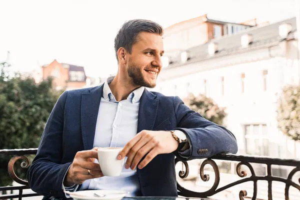 Homem Está Sentado Terraço Verão Café Bebendo Café Sorrindo Homem — Fotografia de Stock