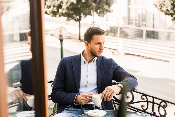 Homem Está Sentado Terraço Verão Café Bebendo Café Sorrindo Homem — Fotografia de Stock