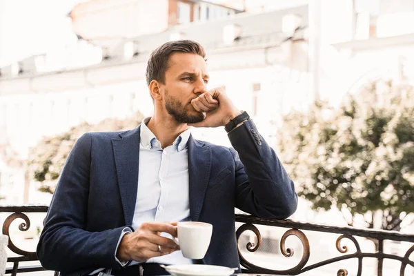Jóképű Férfi Egy Csésze Kávéval Kávézóban Reggeli Életmód Férfi — Stock Fotó