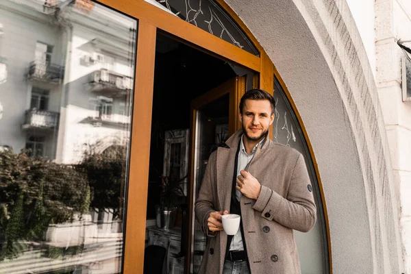 Homem Bonito Com Xícara Café Posando Casaco Café Estilo Vida — Fotografia de Stock