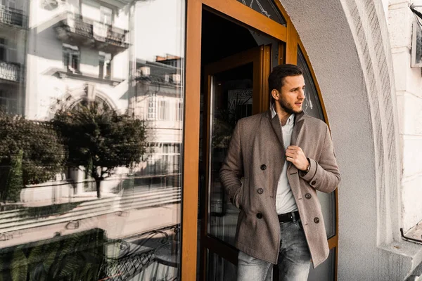 Bonito Homem Negócios Barbudo Casaco Posando Lado Fora Estilo Vida — Fotografia de Stock