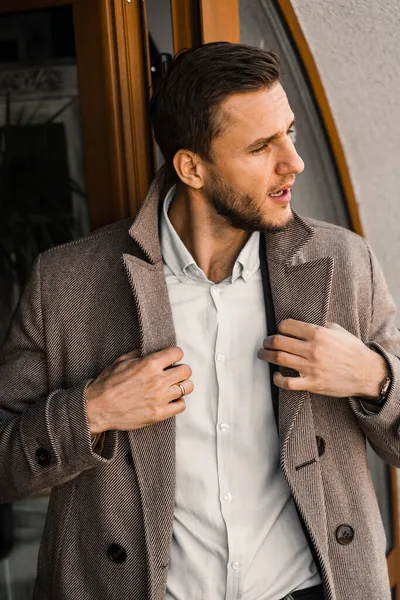 Jóképű Szakállas Üzletember Kabátban Pózol Odakint Férfi Életmód — Stock Fotó