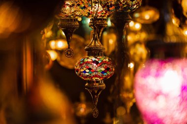 Türkiye pazarında çeşitli fenerler mozaik lambaları ve geleneksel doğu lambaları asılı