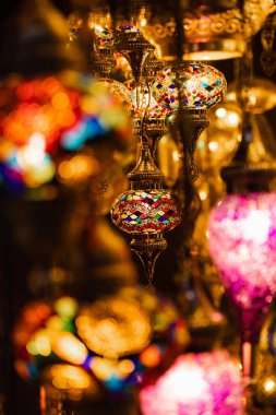 Türkiye pazarında çeşitli fenerler mozaik lambaları ve geleneksel doğu lambaları asılı