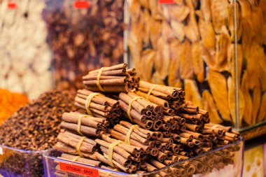 Tarçın Cassia aromatik aromalı Türk pazarına yapışır. Baharatlı şarap ve tatlı..