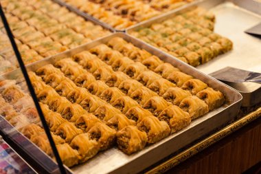 Ceviz ve şam fıstıklı baklava balı. Türk pazarında çeşitli baklava