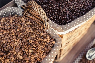 Tahta Türk pazarında robusta ve arabika kahve çekirdekleri kavurması. Farklı derecelerde kahve kızartıyorlar.