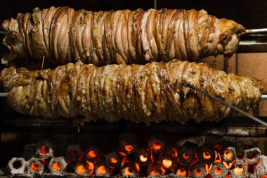 Türk pazarında kızarmış Kokorech kuzu bağırsağı. Geleneksel sokak yemekleri