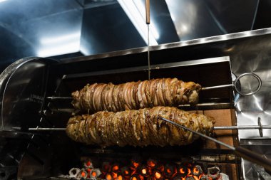 Türk pazarında kızarmış Kokorech kuzu bağırsağı. Geleneksel sokak yemekleri