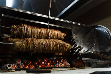 Türk pazarında kızarmış Kokorech kuzu bağırsağı. Geleneksel sokak yemekleri