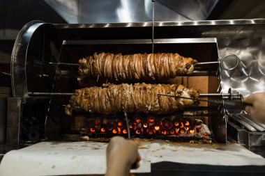 Türk pazarında kızarmış Kokorech kuzu bağırsağı. Geleneksel sokak yemekleri